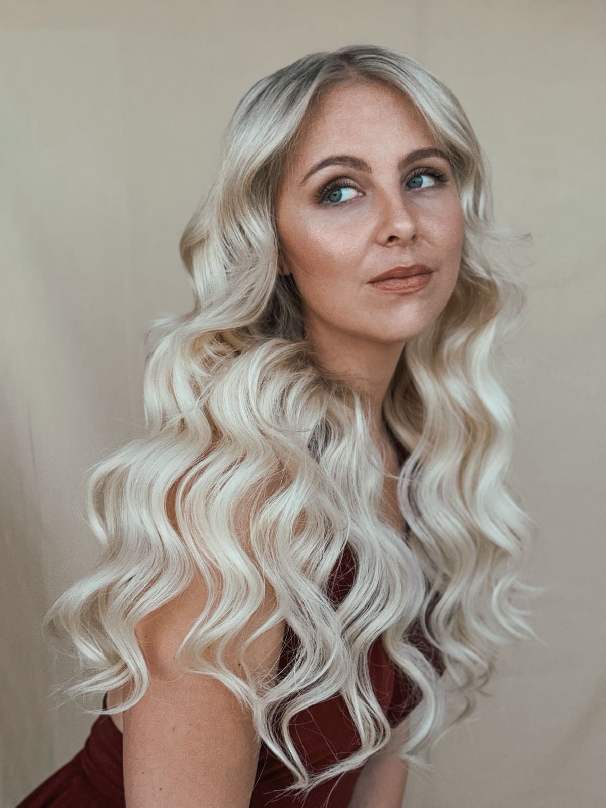 Long blonde waves on model